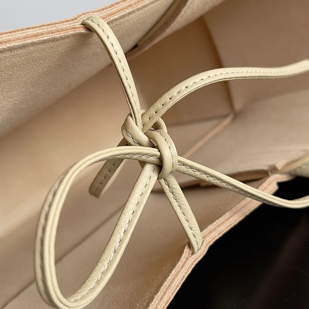 Batch 1760 medium arco pebbled grain, BottegaVeneta# official website latest pebbled grain cowhide with suede lining, SLIP tote handbag, and the logo has been changed to the side 😍The oversized woven design really makes it a huge gap from ordinary tote bags 🔗🔗Different color combinations for the inner and outer layers ⛓Daniel Lee leads the brand's DNA to continue to evolve with fresh inspiration🧬🧬showing a balanced style of luxury and reality👉: 30*20*12 Model: 9893#